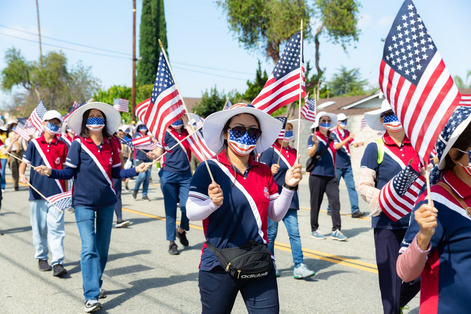 在西來寺6位法師和國際佛光會洛杉磯協會會長吳帥倫的帶領下，佛光會幹部、會員和西來童軍逾百人參與遊行
