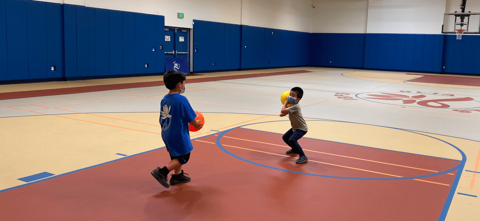 圖6:   新生一看到籃球場，就很開心地跟其他小朋友一起玩起球來了