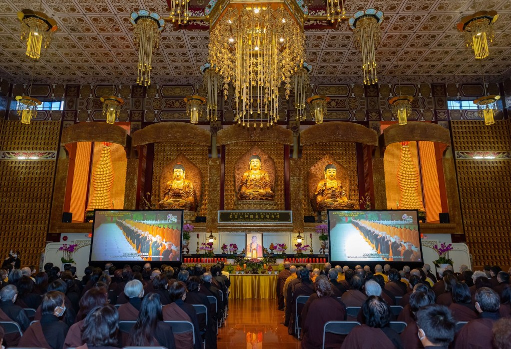 在美國洛杉磯逾600位佛光人、信眾與友寺法師齊聚西來寺，同步獻上對大師的感恩與告別