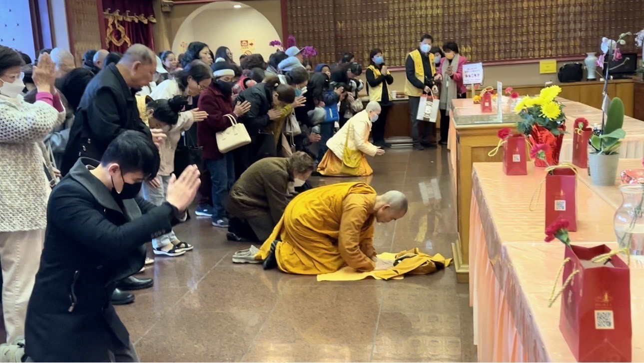 橙縣越南覺理袓庭精舍代表明心法師帶領98名信眾在五聖殿禮佛菩薩