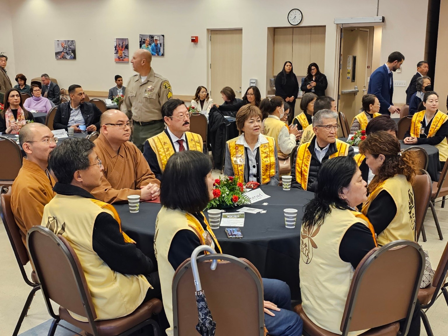 西來寺法師及洛杉磯協會佛光人，參加核桃市政府的早餐祈禱會