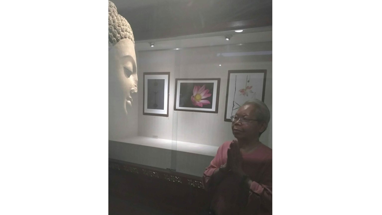 會員李素珍在西來寺佛光緣美術館參觀「花開見佛」展覽，與佛接心，當時拍下照片