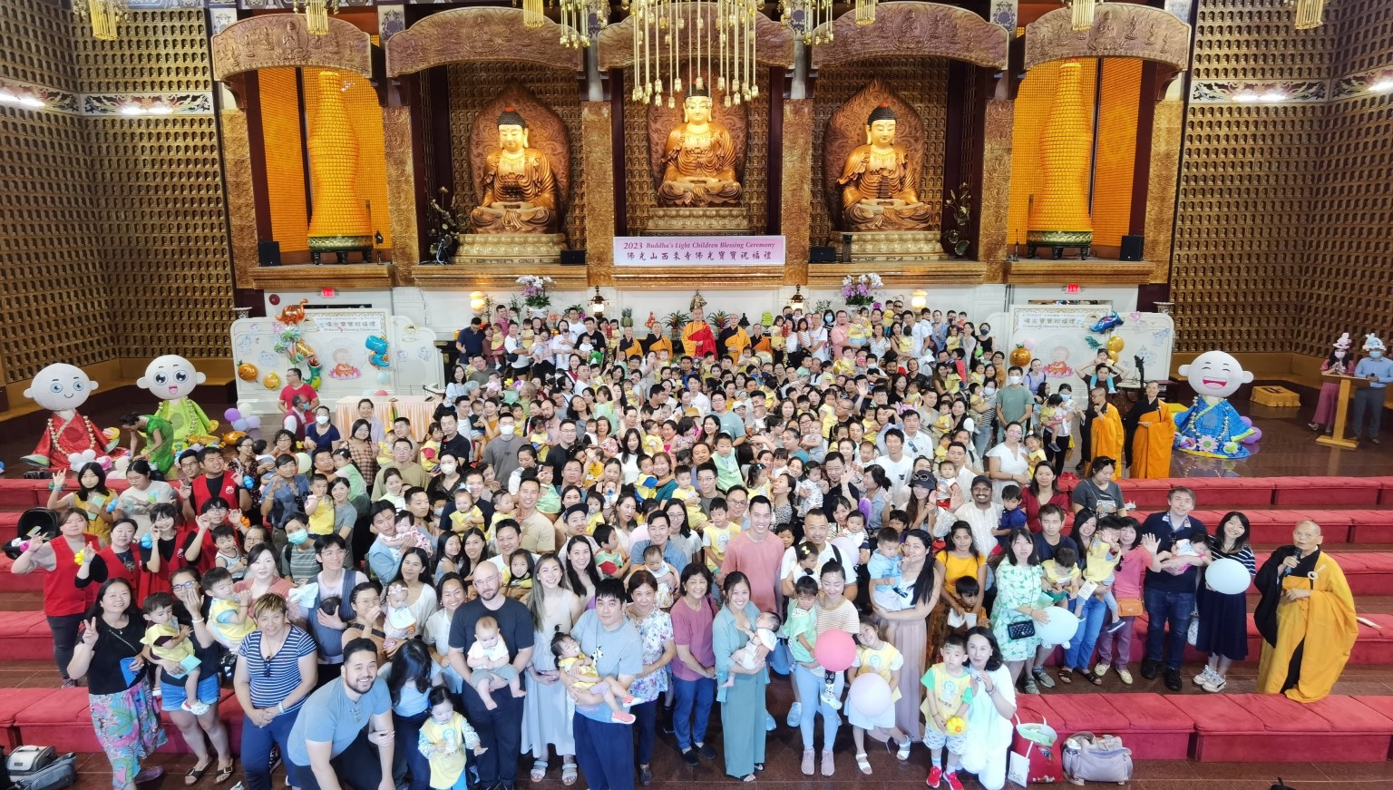 佛光山西來寺於8月5日舉辦佛光寶寶祝福禮，137位佛光寶寶在403位親友的見證下，成為觀音契子女。(王一帆攝)