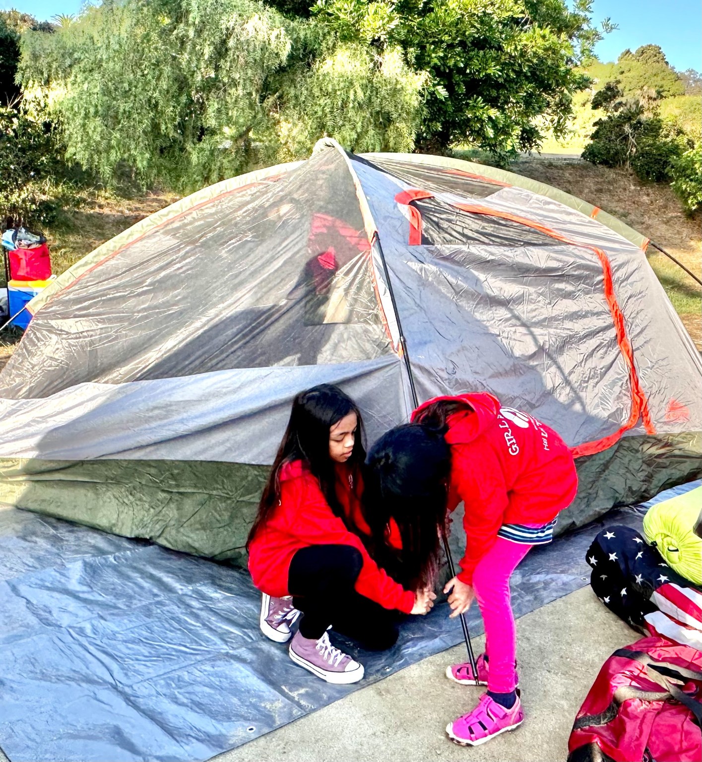 女童軍們合作搭帳篷