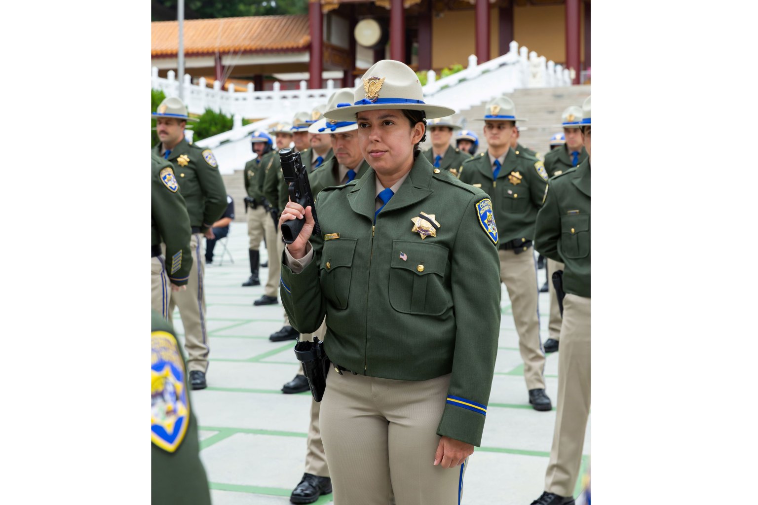 女警官準備接受年度制服和裝備檢閱