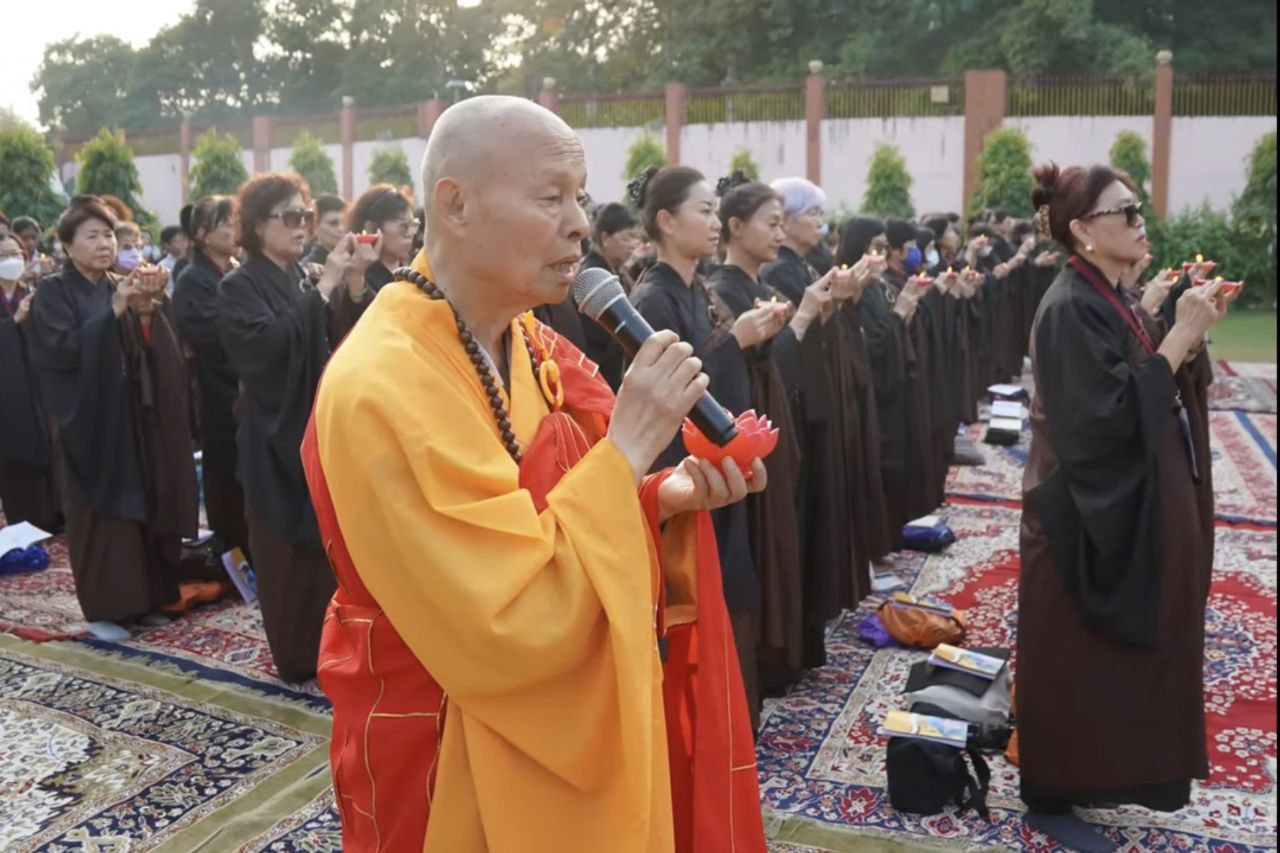 心定和尚於正覺大塔帶領獻燈法會