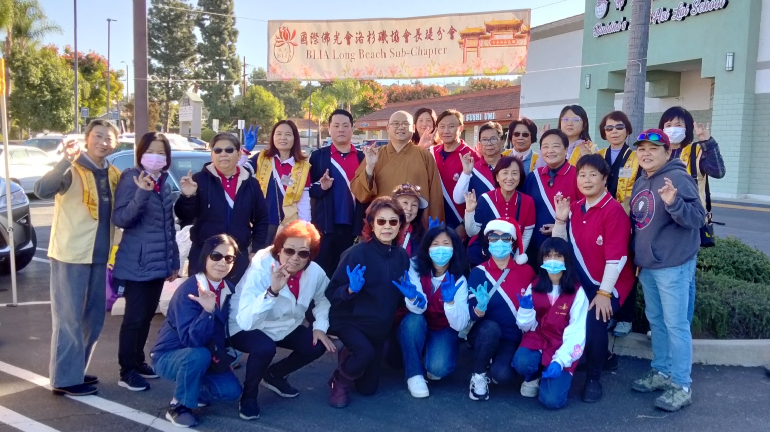 長堤分會輔導法師慧澤法師和義工們合照