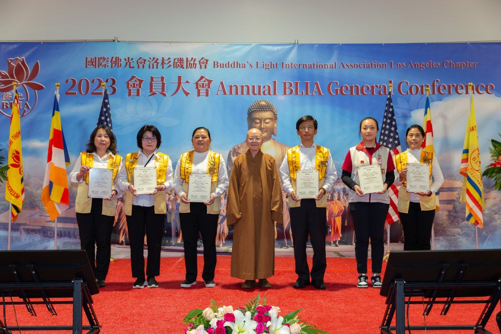 世界總會理事依空法師為2023年度勇擔大任的各項活動總幹事頒發感謝狀。