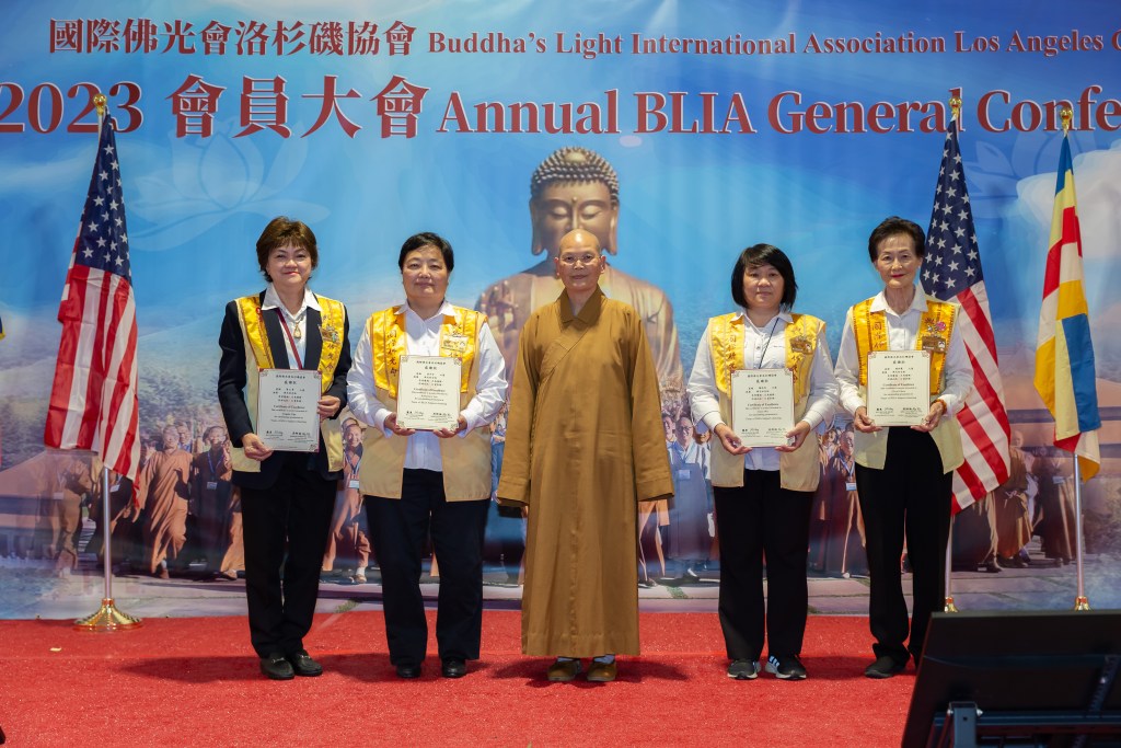 佛光山西來寺院監依宣法師為救度關懷，廣結善緣的助念組義工授獎。