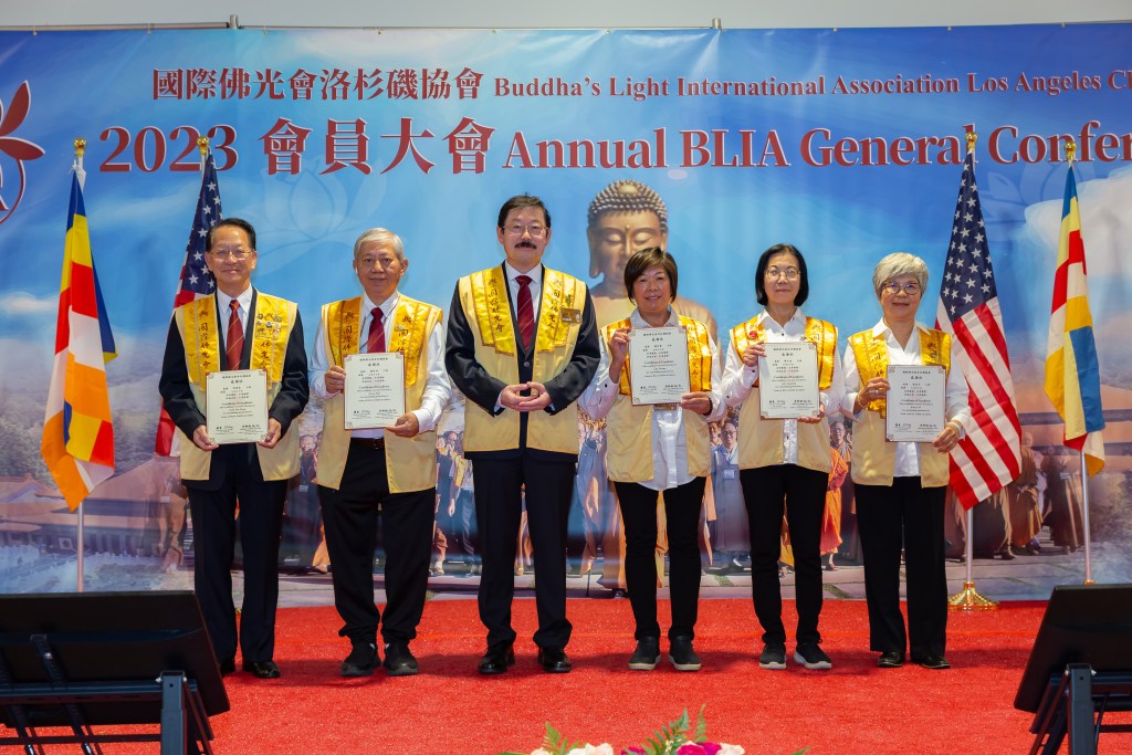 協會會長吳帥倫為一年四季不辭風雨的交通組義工頒發感謝狀。