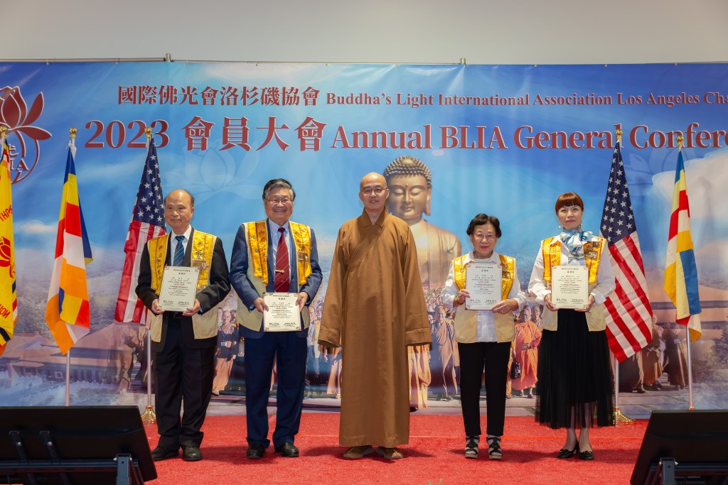 國際佛光會副秘書長慧東法師為發心立願、佈施淨財的大德頒發感謝狀。