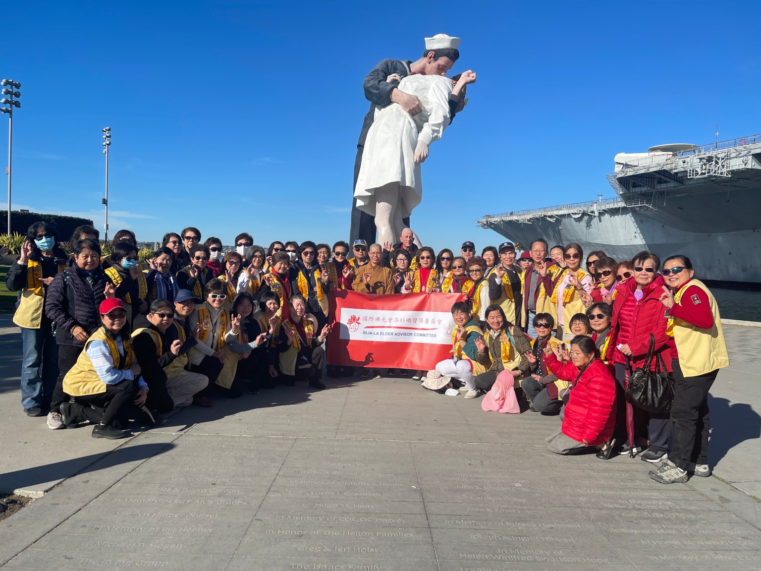 全體在中途號航艦前合影