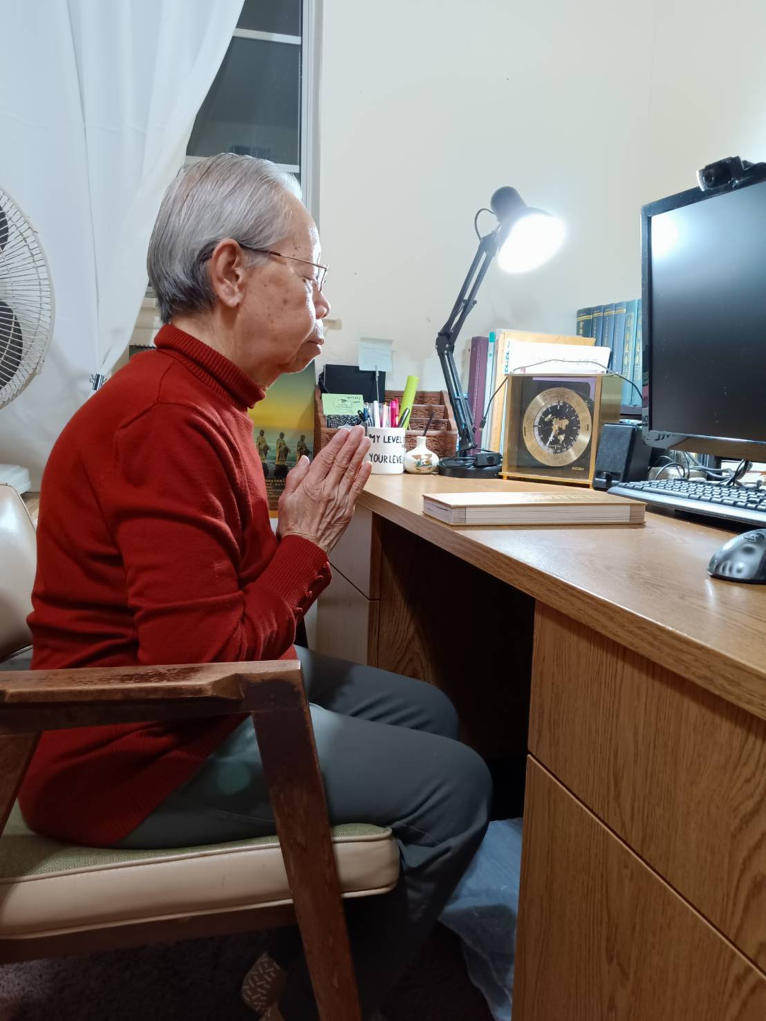 2023年彌陀佛七法會之前，李素珍師姐如往年一樣在家虔誠讀誦《無量壽經》