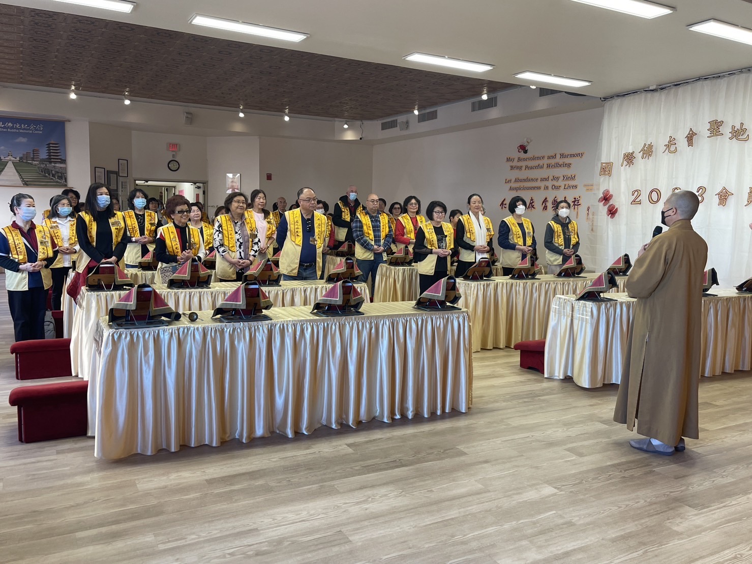 知晴法師帶領大家禮佛，並說明西方寺建寺因緣