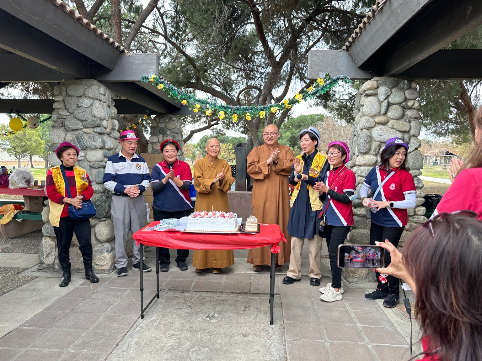 當家依宣法師和輔導法師慧澤法師與六位壽星一起唱生日歌
