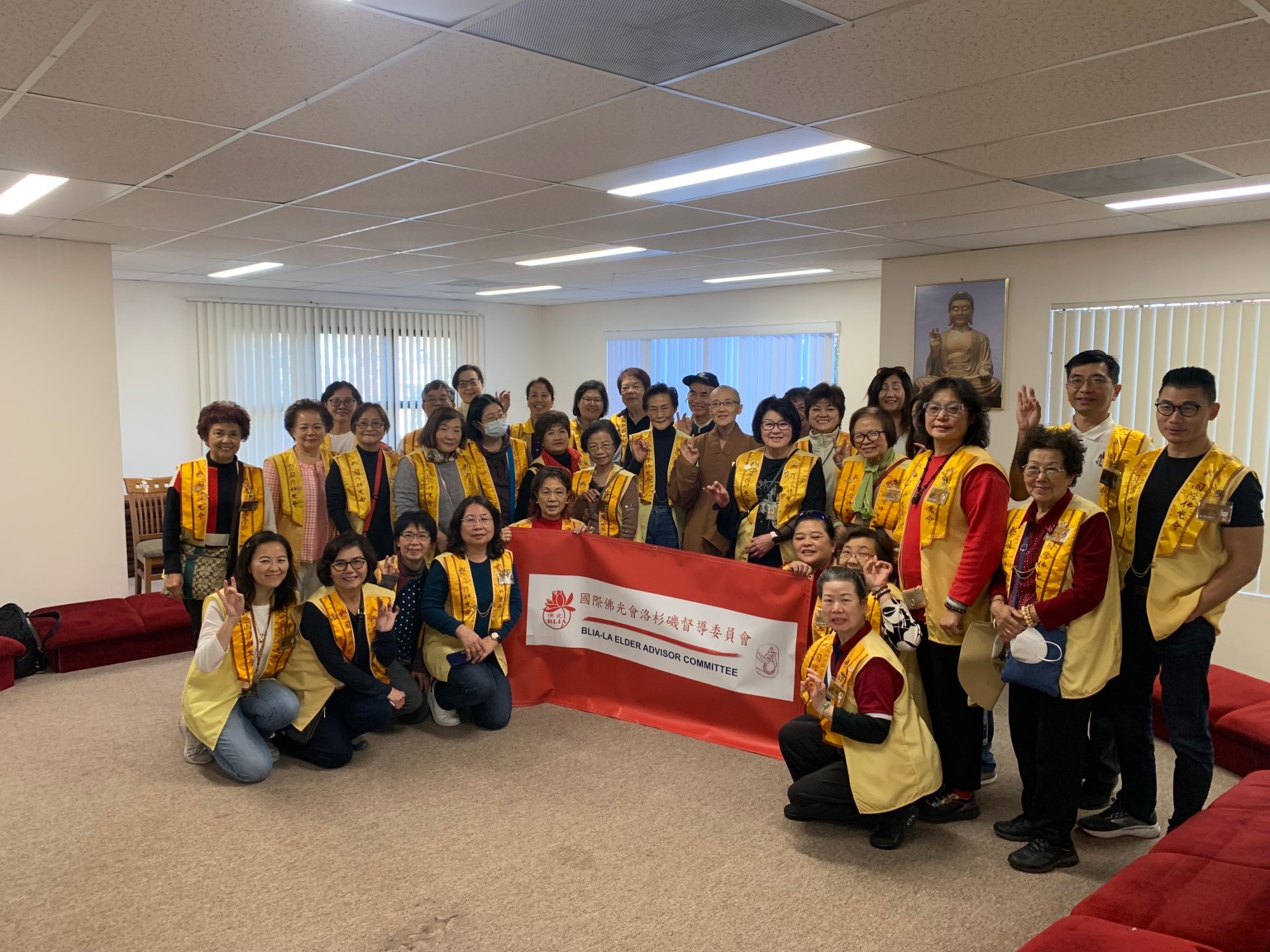 西方寺住持妙藏法師，在座談會後和大家合影