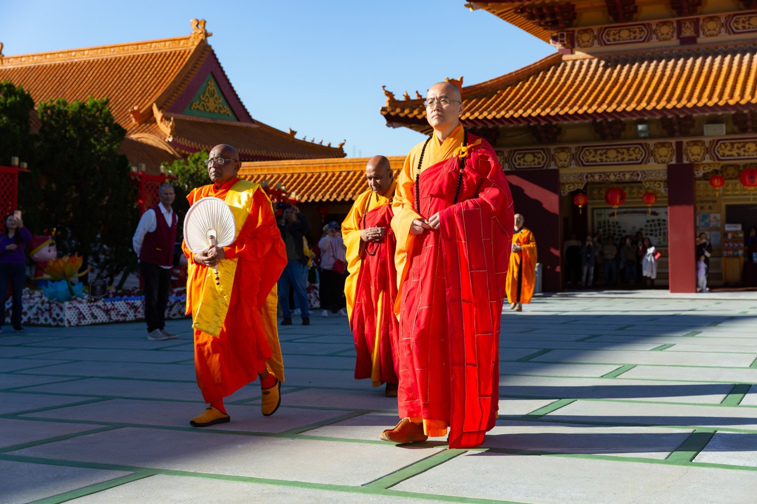 西來寺慧東法師引領洛杉磯地區各宗教領袖前往大雄寶殿