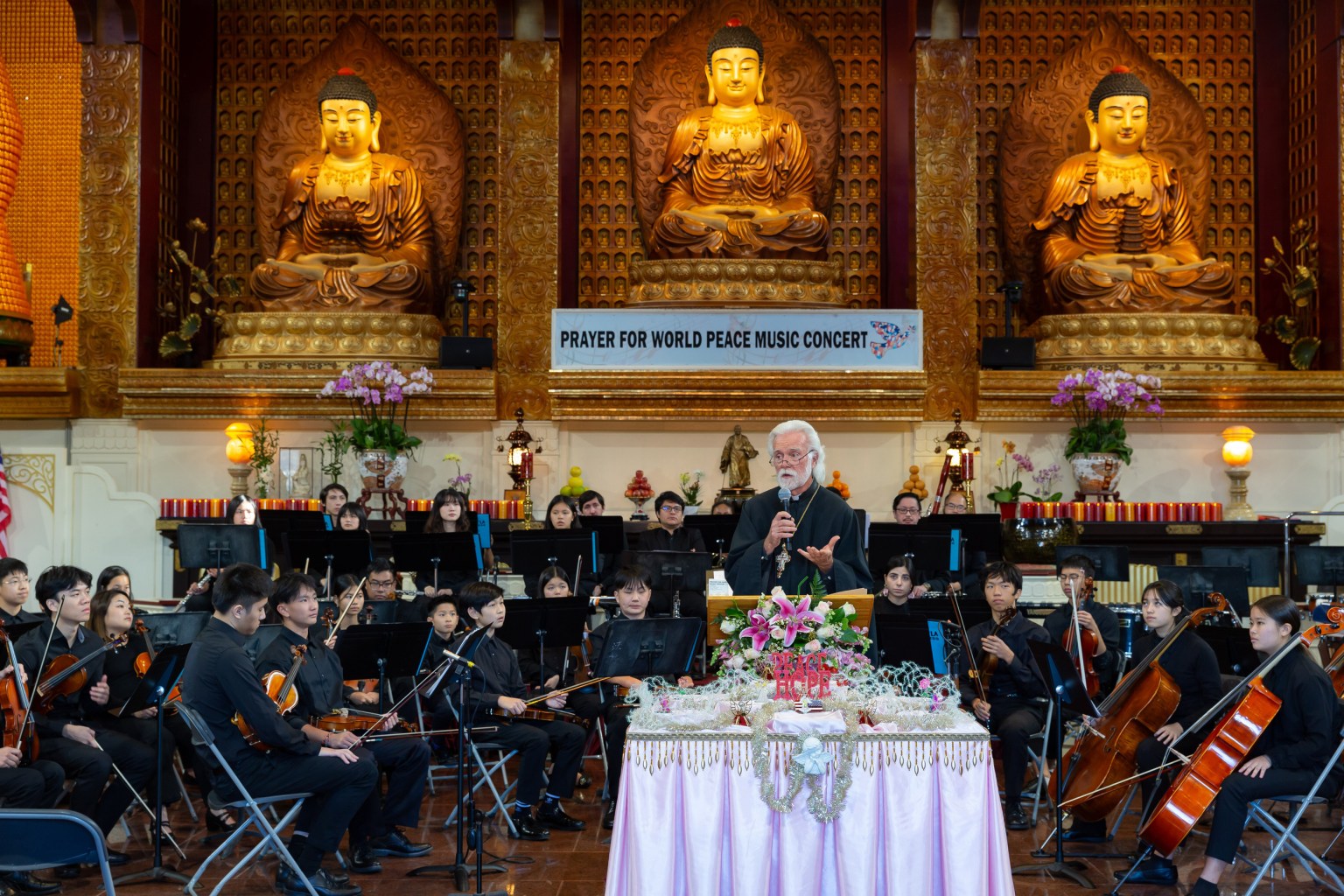 天主教洛杉磯總教區神父Rt. Rev. Alexei Smith以《聖法蘭西斯禱文》祈願