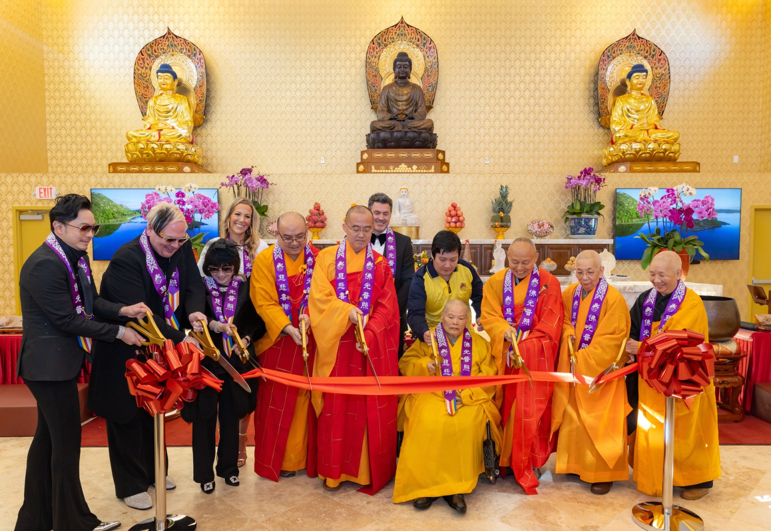 佛光山蓮華寺住持慧光法師帶領貴賓一同為蓮華寺重建開光剪綵