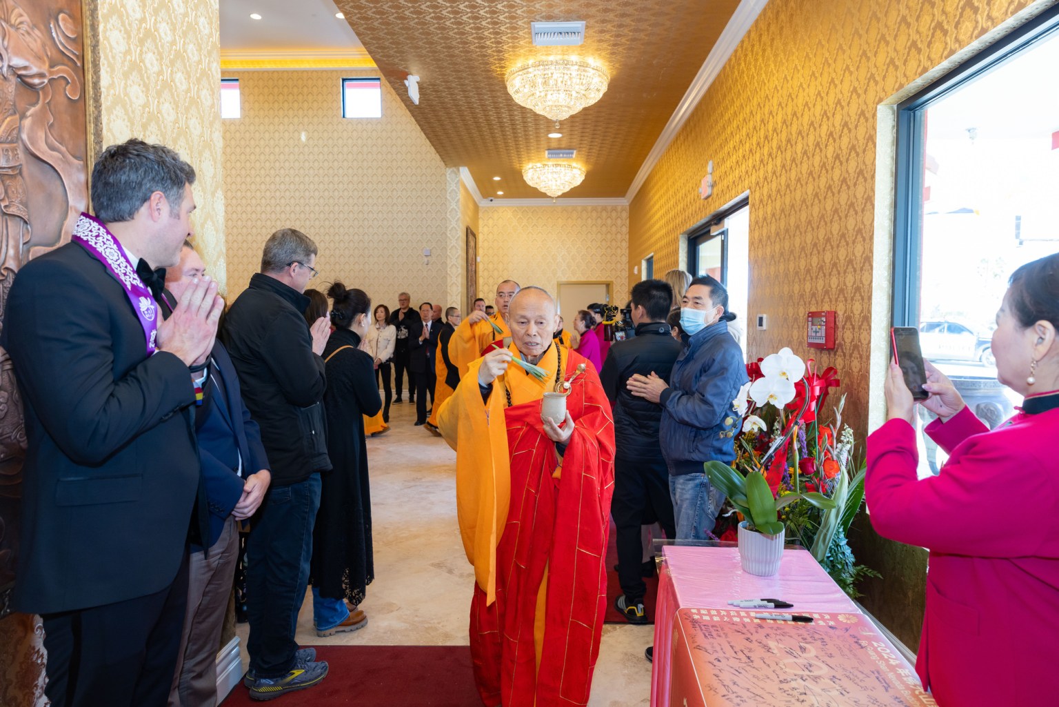 佛光山泰華寺住持心定和尚帶領法師們為重建的蓮華寺灑淨