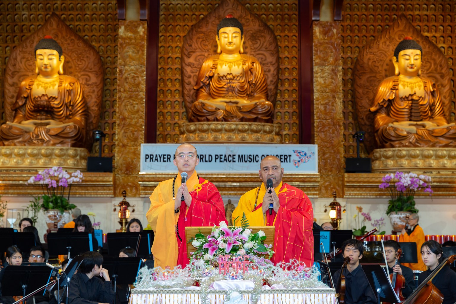 住持慧東法師及洛杉磯佛教聯盟主席照初法師一起帶領西來寺法師們諷誦《心經》