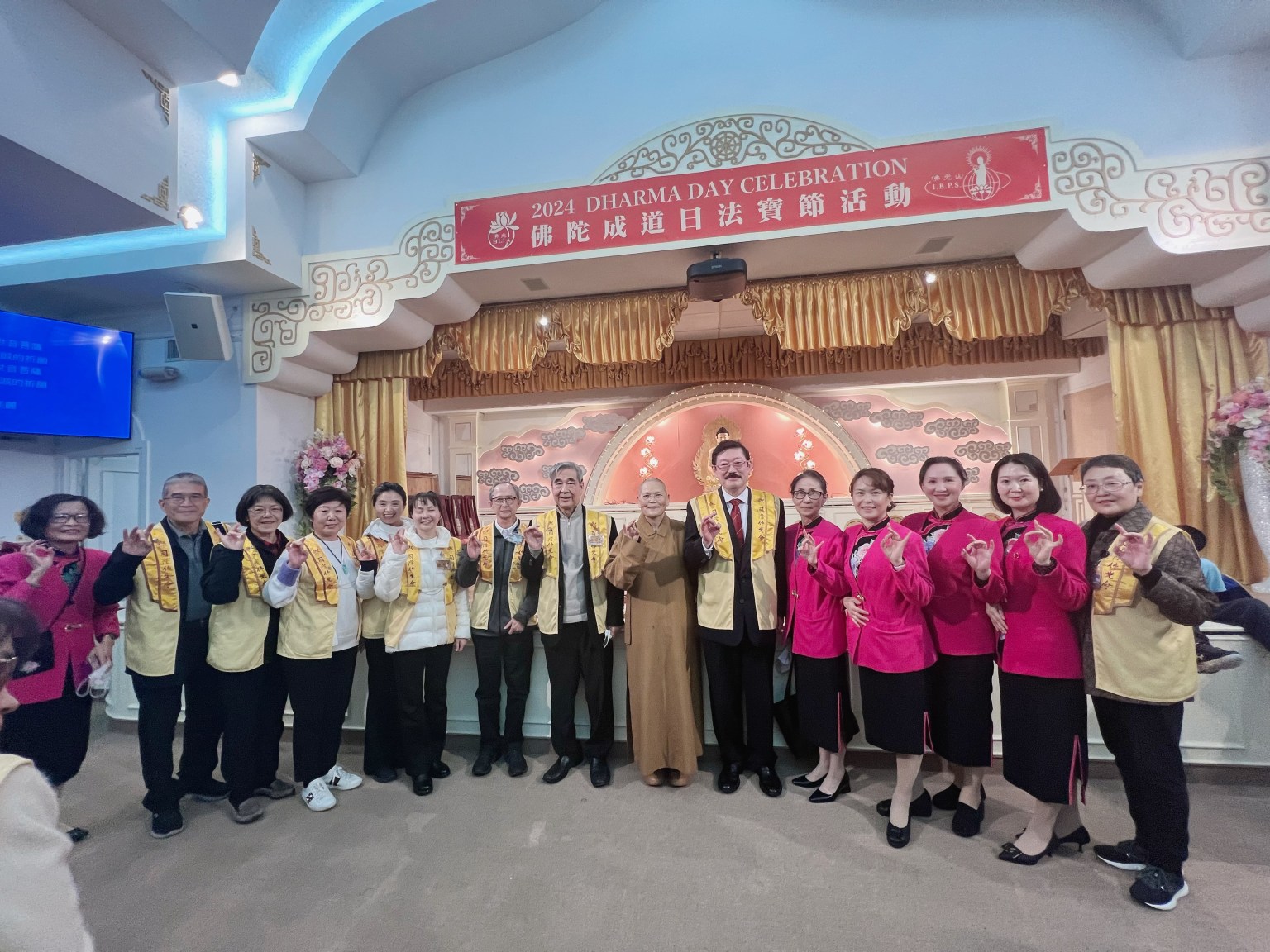核桃分會參加法寶節的督導、會長、會員與當家依宣法師和洛杉磯協會會長吳帥倫留影