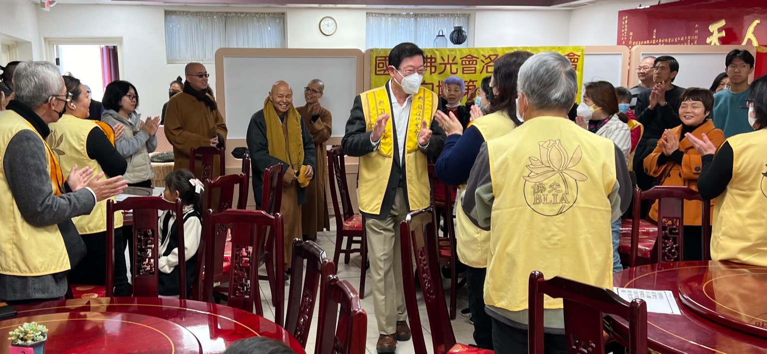 洛杉矶协会会长吴帅伦带领大家欢迎长老定和尚参加白塔一分会联谊会
