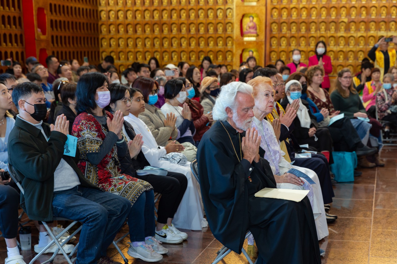 台上台下大眾一起為世界和平祈福