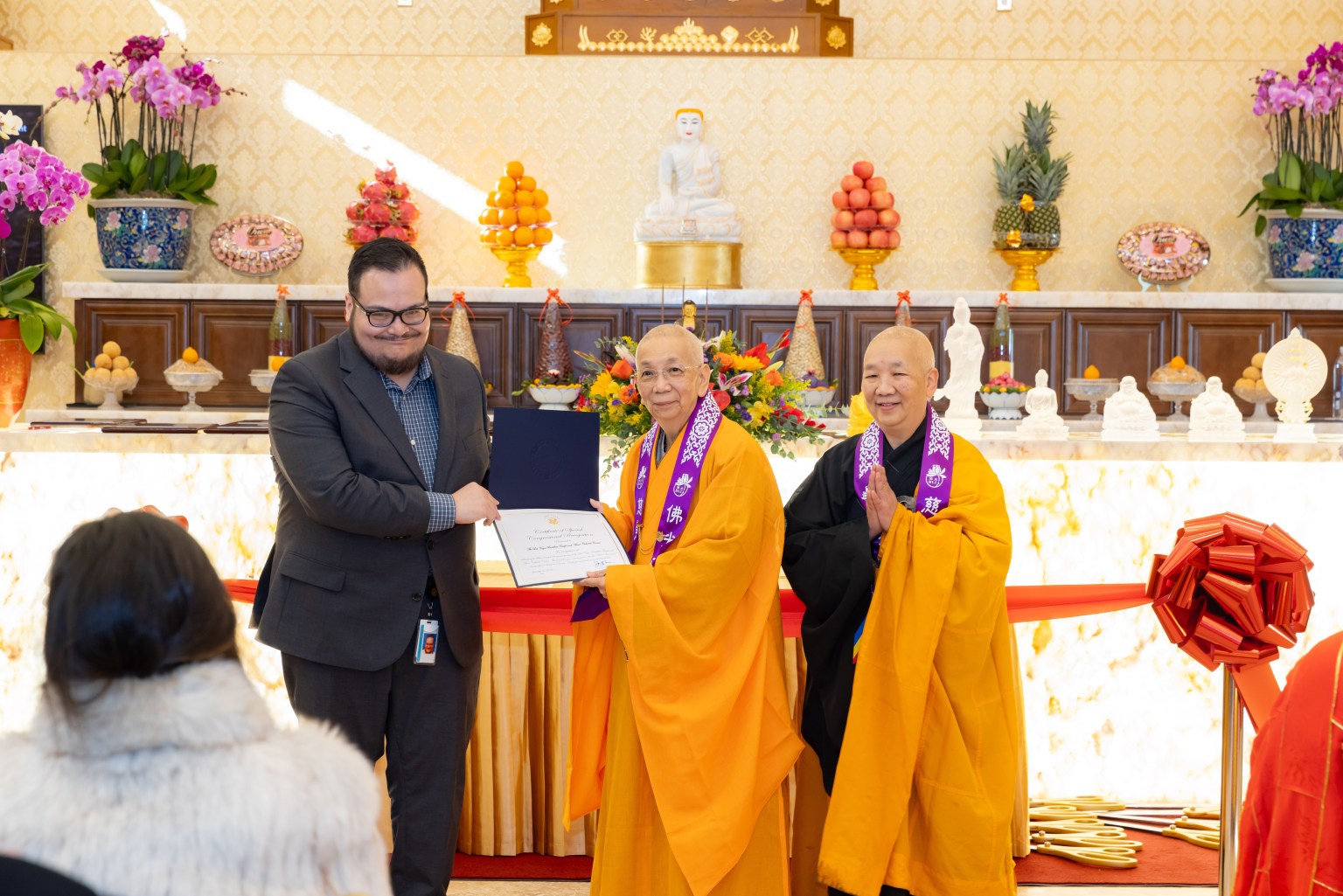 蓮華寺監院印堅法師及滿敬法師接受美國參議員Jacky Rosen代表頒發的感謝狀