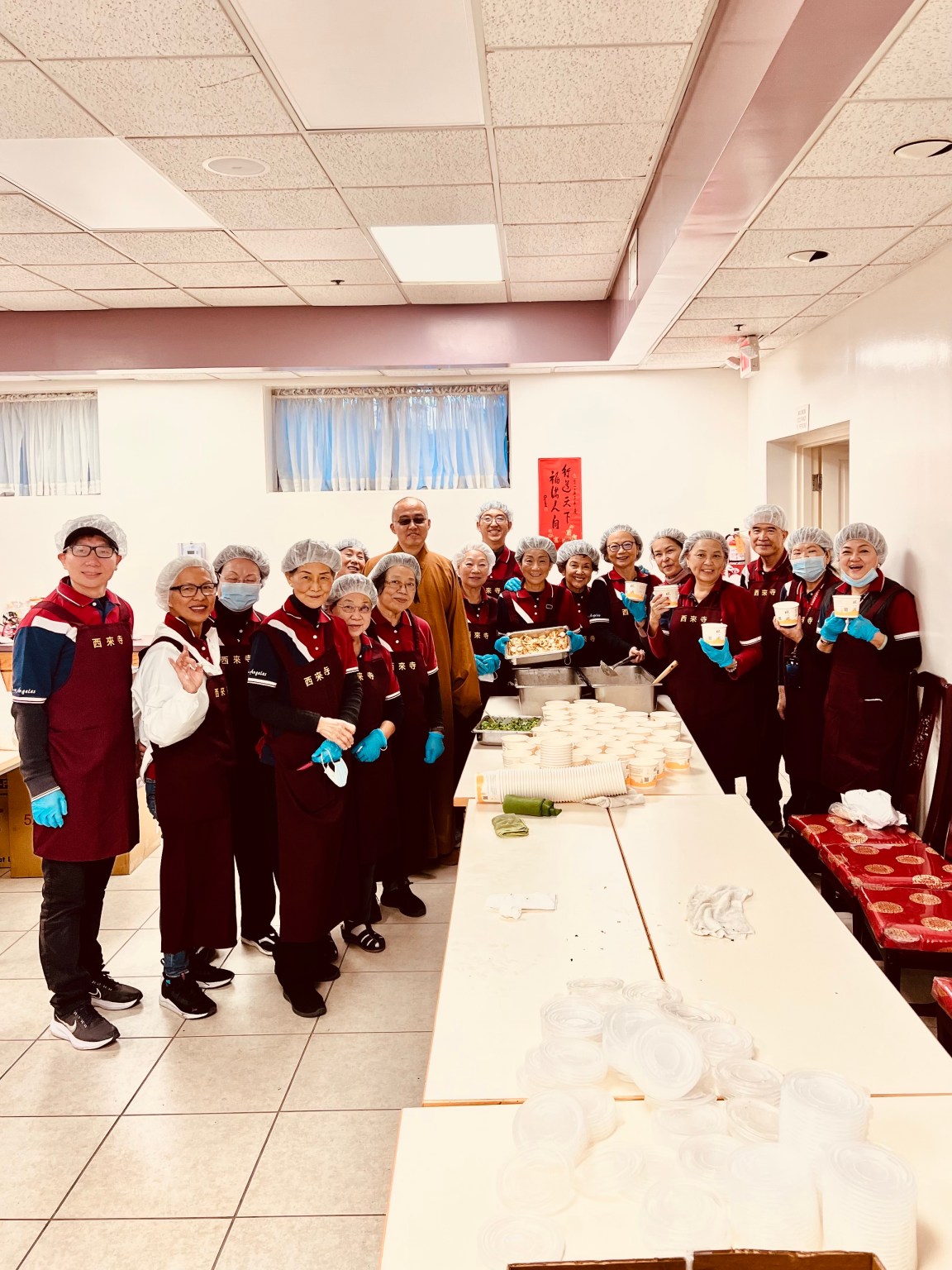 住持慧東法師和督導們合影