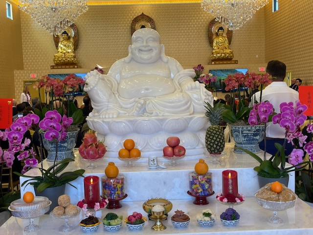 彌勒菩薩大殿門前歡迎信眾