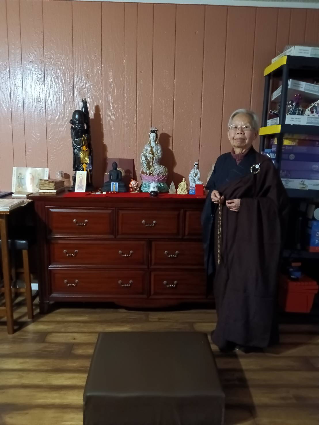 李素珍師姐虔誠參加彌陀佛七法會，每天歡歡喜喜、開開心心的所作皆辦，除了圓滿精進修持的功課及全勤參與，極樂世界就在眼前、在當下、在心裡