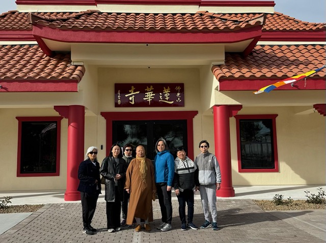 佛光山蓮華寺門前留影