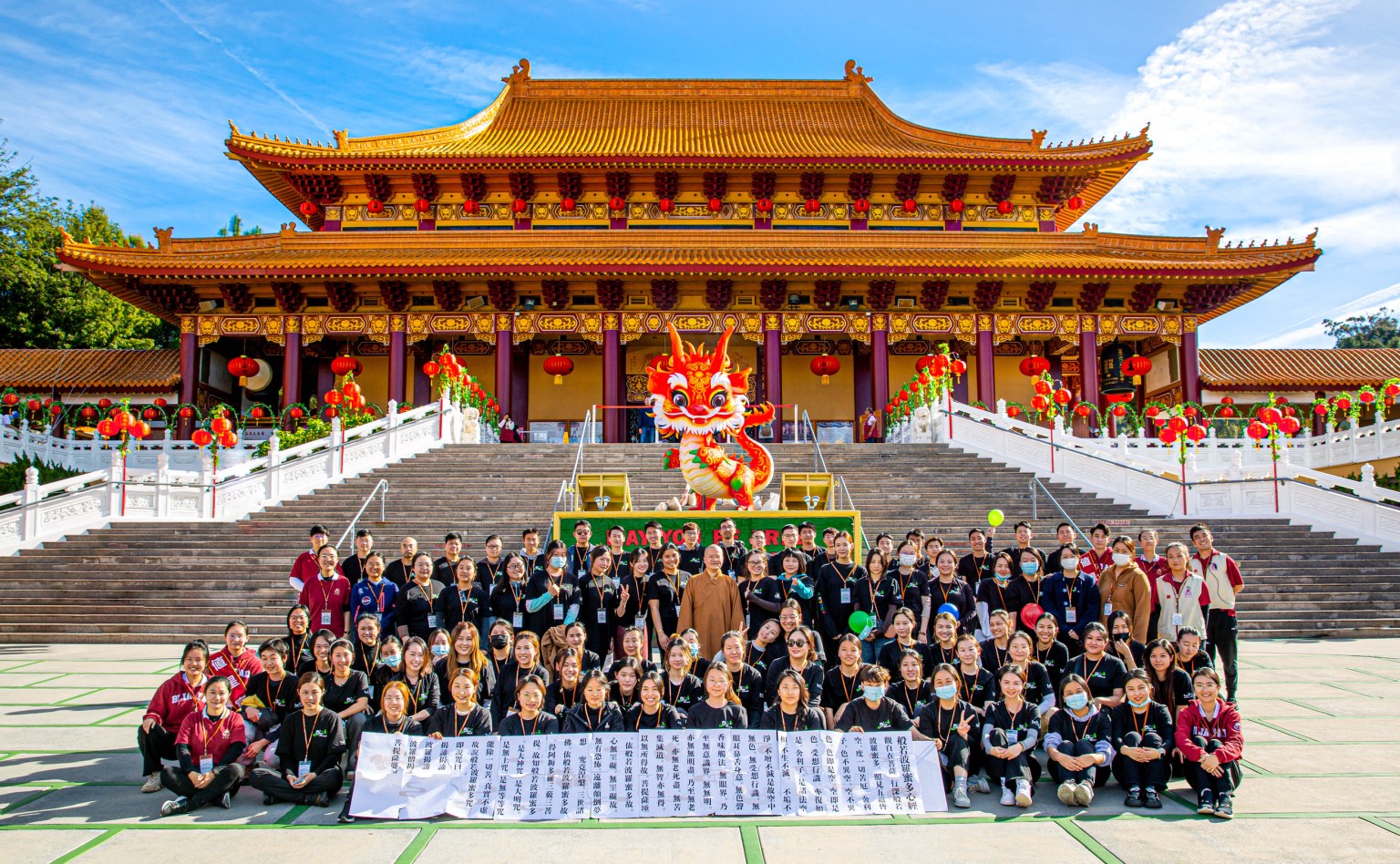 第十七期雲水禪心生命體驗營，逾百位青年參加，全體學員與心經拼圖大合照