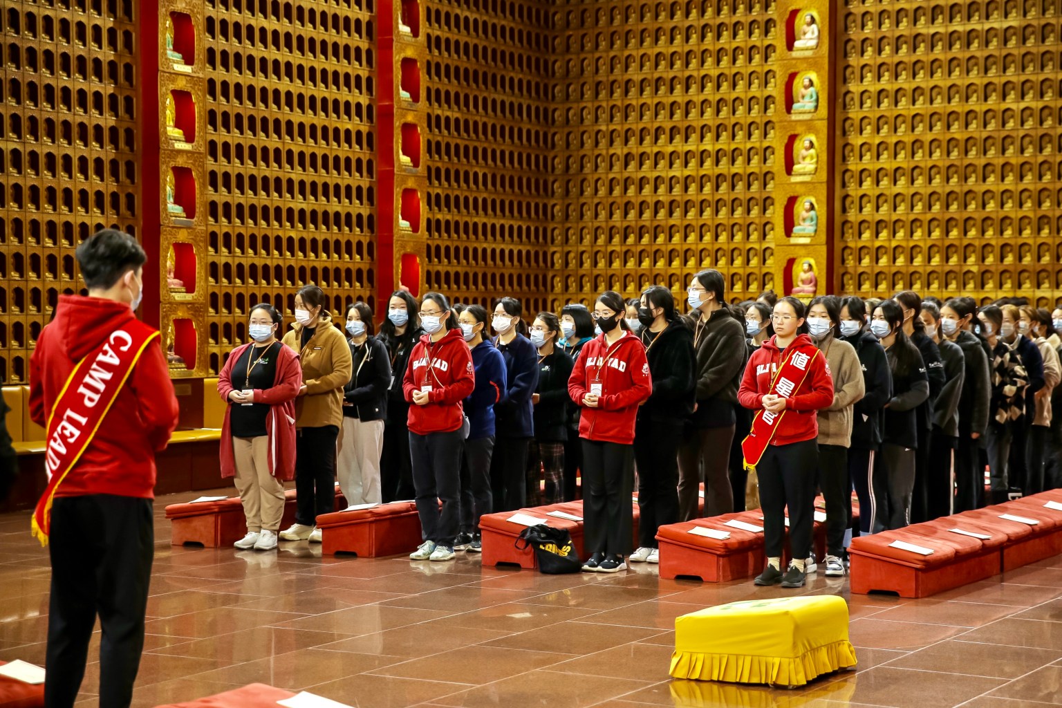 學員們在大雄寶殿參加佛門第一堂功課—早課