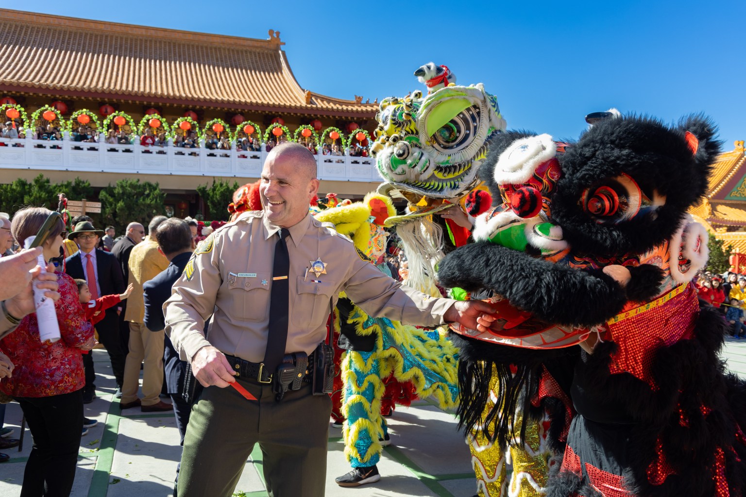 警察也一起同歡慶農曆年。(張志誠拍攝)