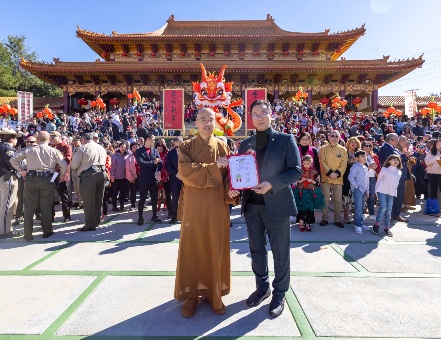 加州聖蓋博市副市長吳程遠(John Wu),同時也是佛光山普門中學校友,致贈西來寺感謝狀給慧東法師。(Mario 拍攝)