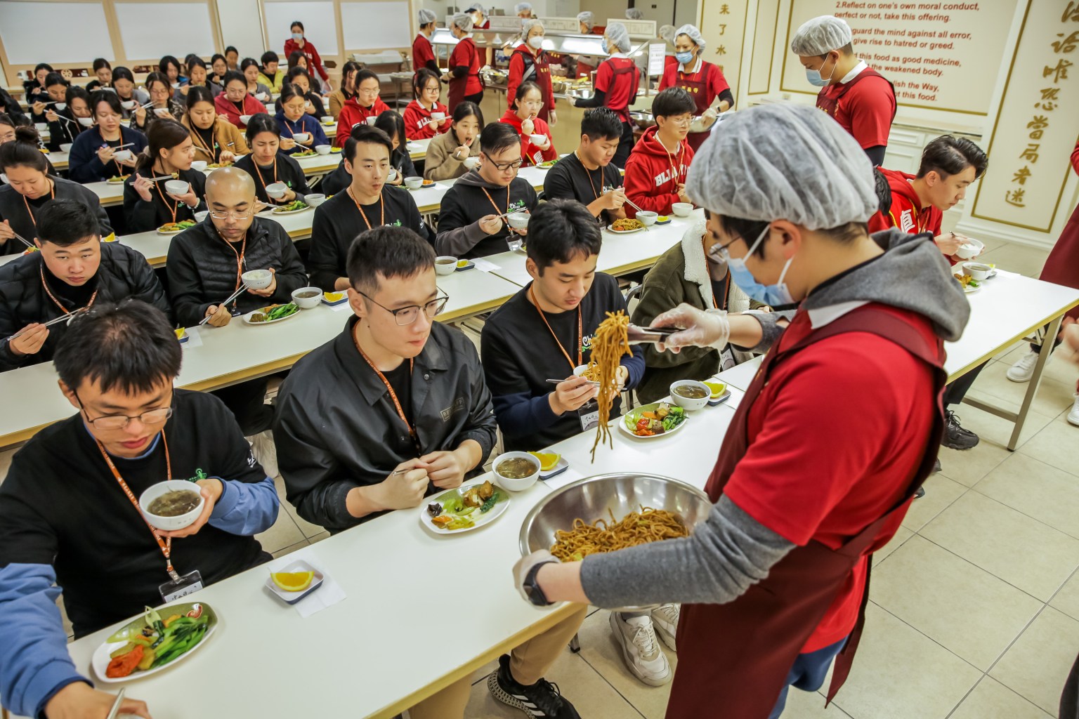 學員們在五觀堂過堂，享受禪悅法食