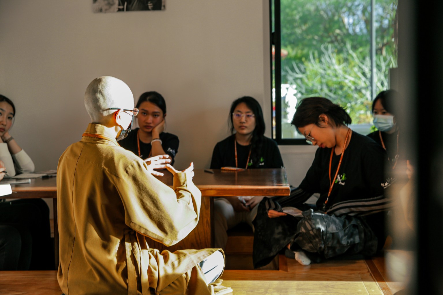 學員們在寺院各個地點與不同的法師進行分組座談，進行心靈交流