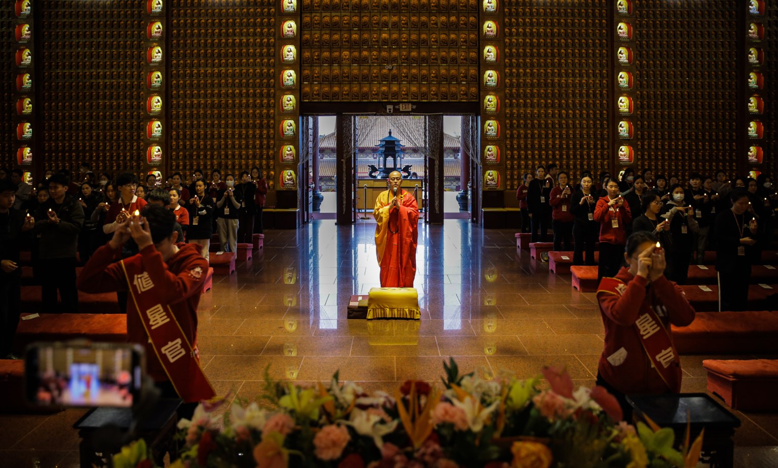 雲水禪心學員們在佛前獻燈祈福