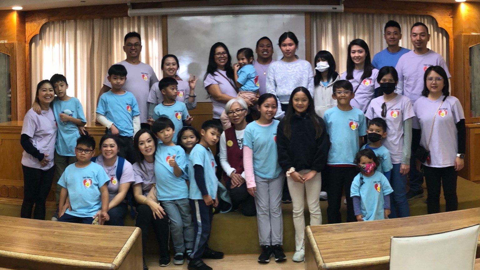 三好學園 Little Greeters家長和學生們與許珍蓉督導合影