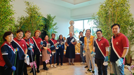 義工菩蕯們和西來學校執行長滿兆（中）法師大合照