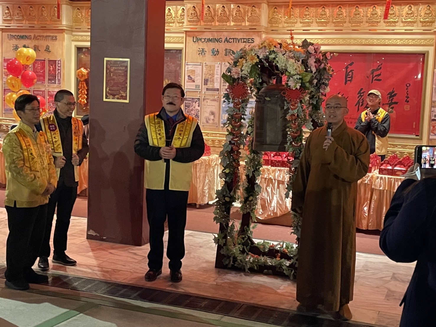 西來寺住持慧東法師在春節平安燈會為大眾吉祥開示。協會吳帥倫會長祝賀佛光人新年快樂