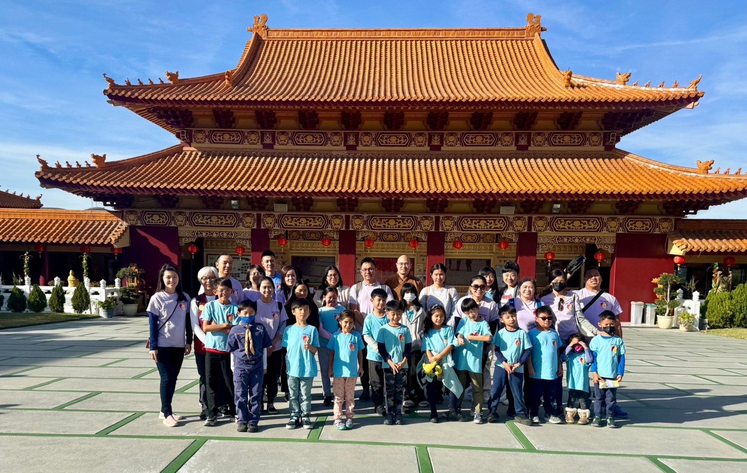 2.	三好學園Little Greeter家長和學生們與慧澄法師在成佛大道合影