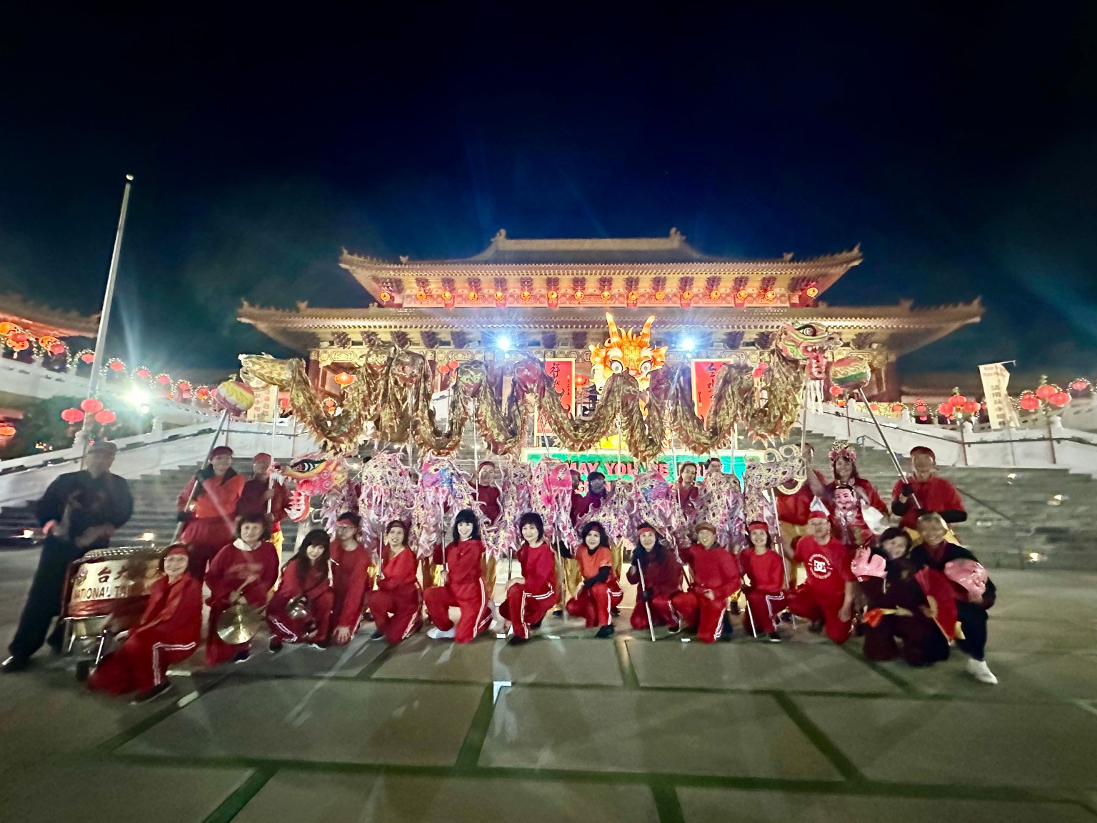 洛杉磯花歌舞龍團隊精彩表演後合影