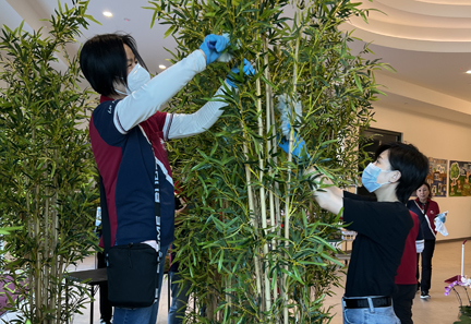 義工們分工合作打掃文教館大堂