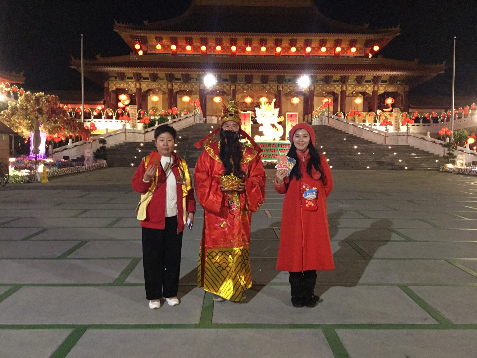 協會副秘書長晶晶師姐、總幹事王慧師姐歡喜與財神爺合照