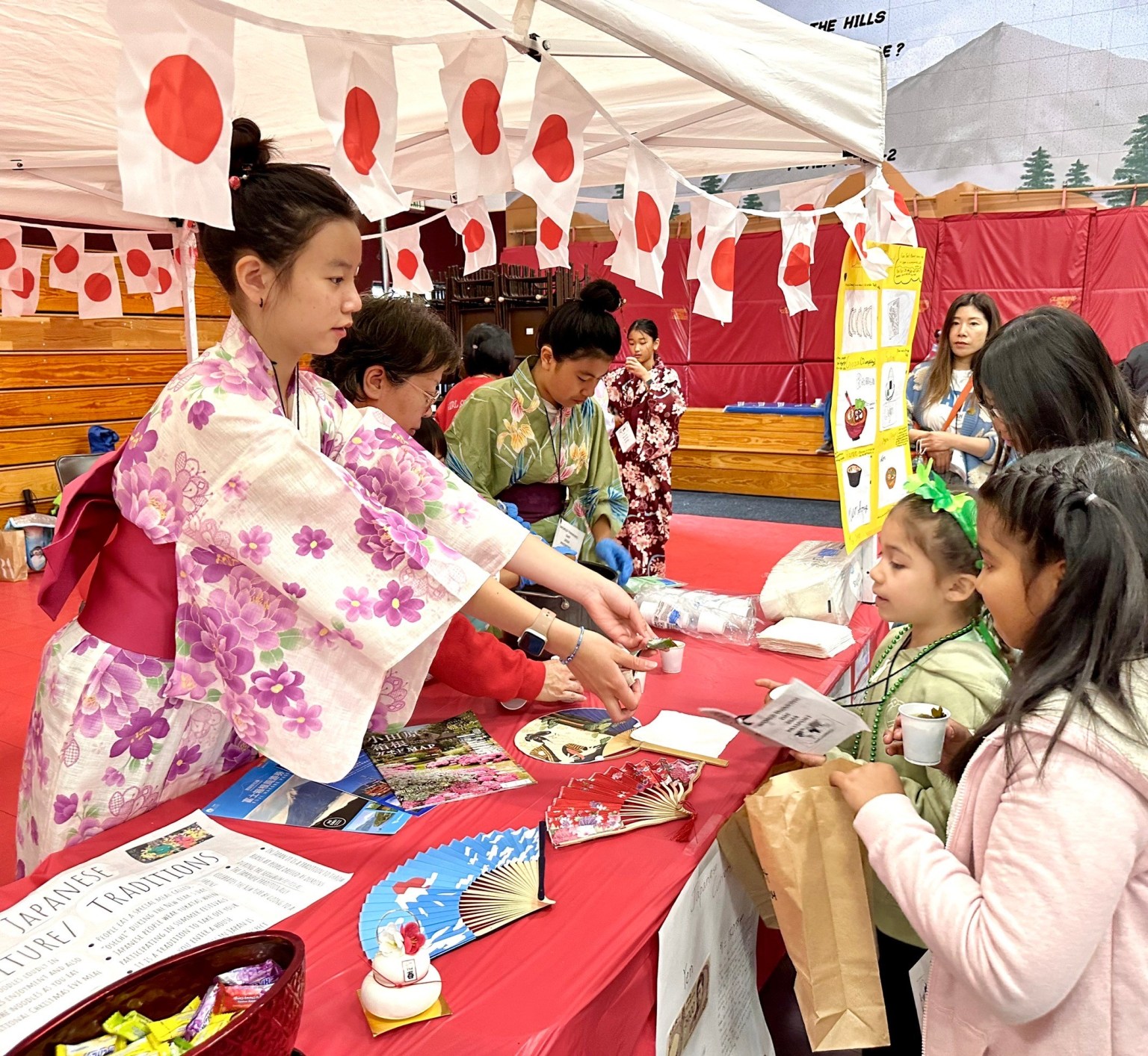 西來女童軍與前來的其他女童軍交流日本點心