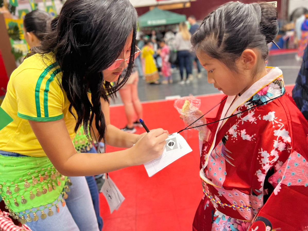 女童軍們開始領取旅行護照，參觀每個「國家」攤位，在每一站蓋章，象徵她們對該國的「訪問」