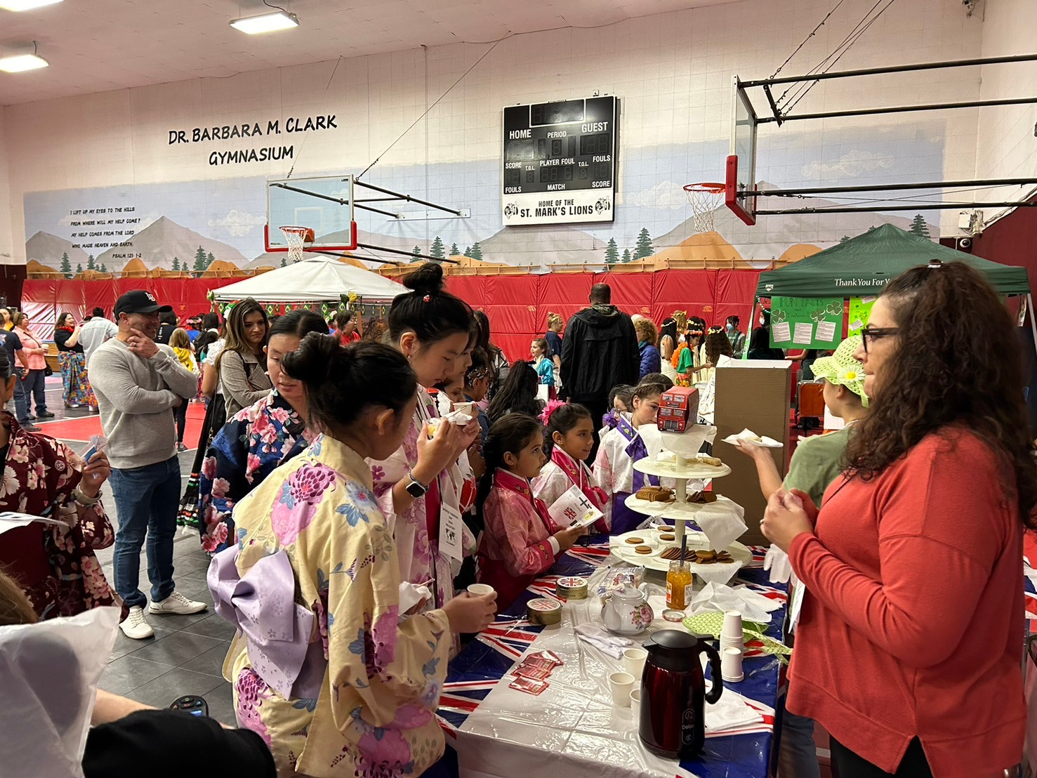 女童軍到各「國家」攤位交流訪問